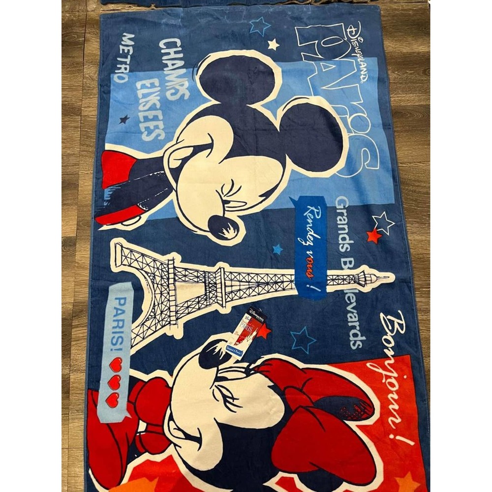 Paris Mickey & Minnie Mouse beach towel